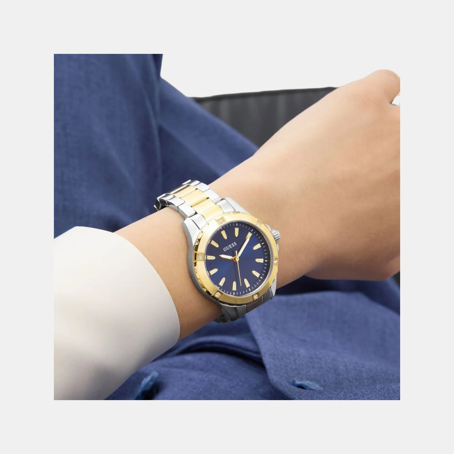 Mist Women Quartz Blue Dial Analog Stainless Steel Watch GW0948L3 - Image 3